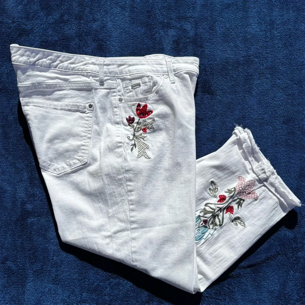 Nine West Jeans White Embroidered Chrystie Capri Women’s Size 14 💥Host Pick💥 - Picture 9 of 15